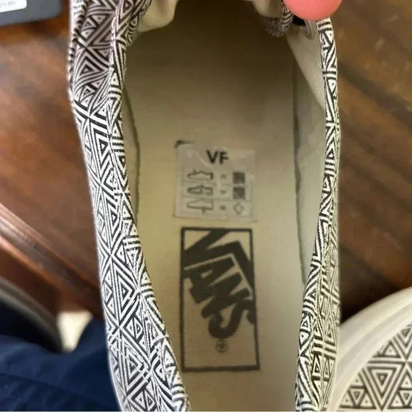 Vans Unisex Geometric Triangle Black and White Athletic Shoes - Picture 7 of 9